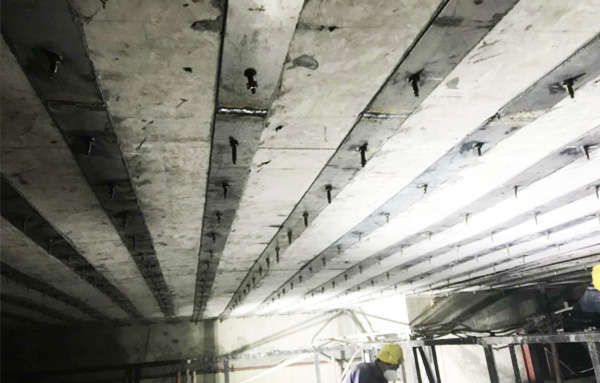 恒寶廣場(chǎng)粘貼鋼板加固工程 恒寶廣場(chǎng)粘貼鋼板加固工程