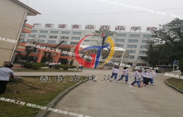 學校粘貼碳纖維布加固